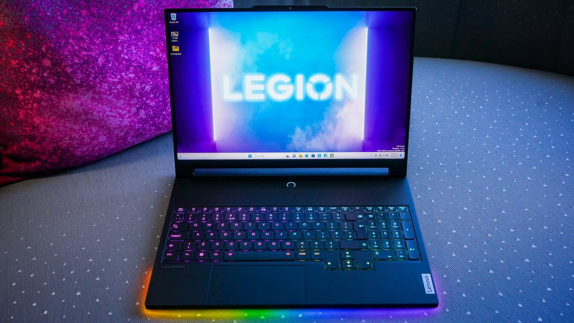 La computadora portátil Legion 9i es la primera de Lenovo en ofrecer refrigeración por agua integrada. Foto: Florence Ion/Gizmodo