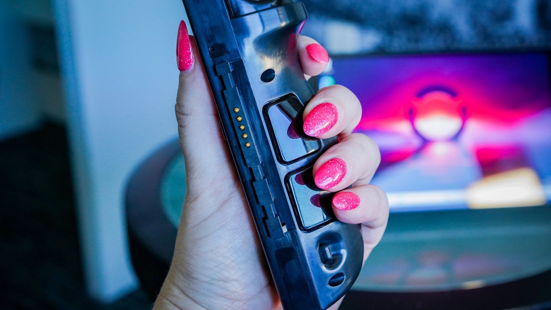 Sorprendentemente, pude alcanzar todos los botones y gatillos orientados hacia atrás de Legion Go. Foto: Florence Ion/Gizmodo