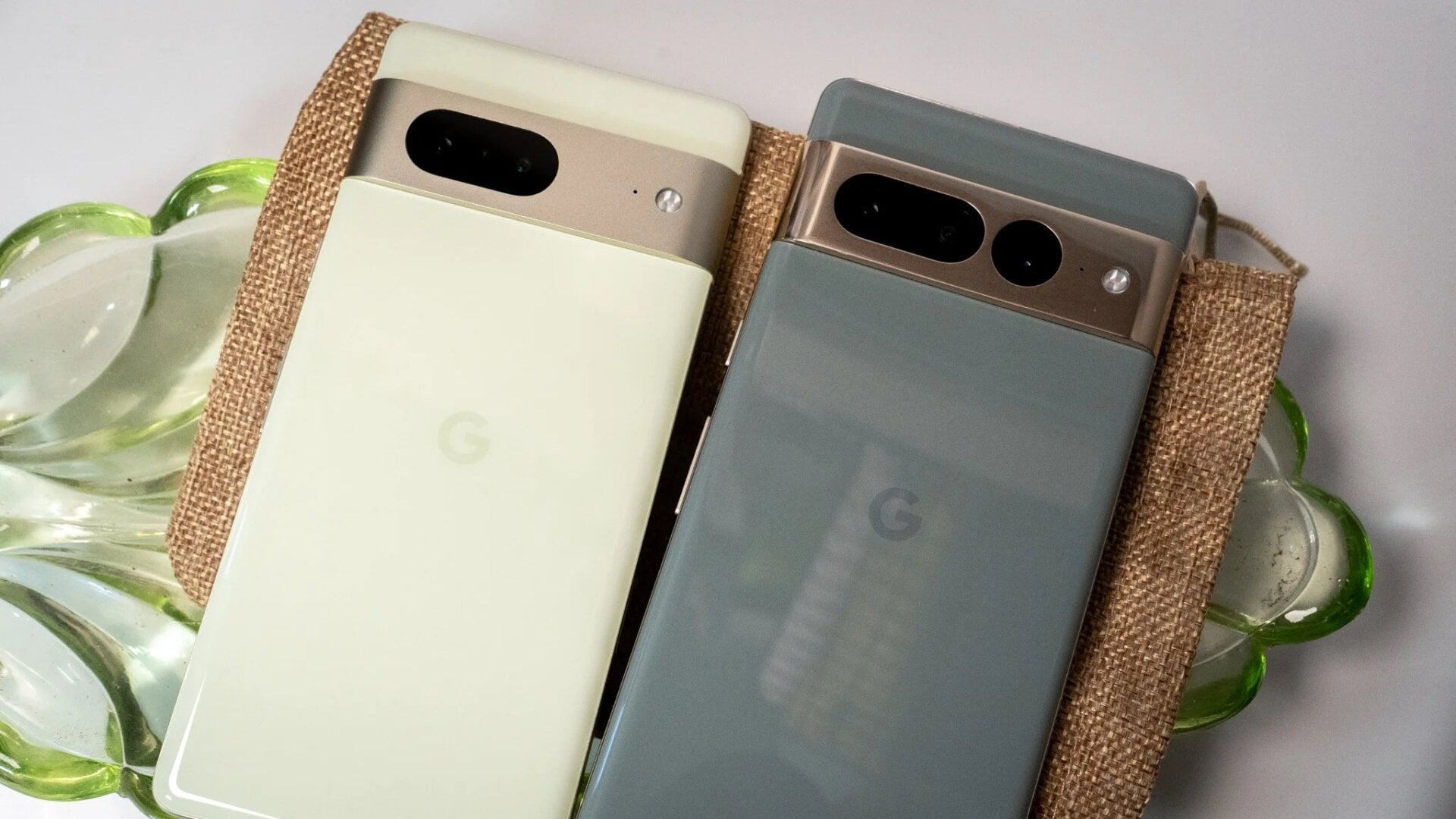 Las otras partes del diseño del Pixel 8 que todavía estamos tratando de descubrir es si habrá una ranura SIM física o si lo está abandonando para presumirlo en el iPhone. Google también aún tiene que revelar el 