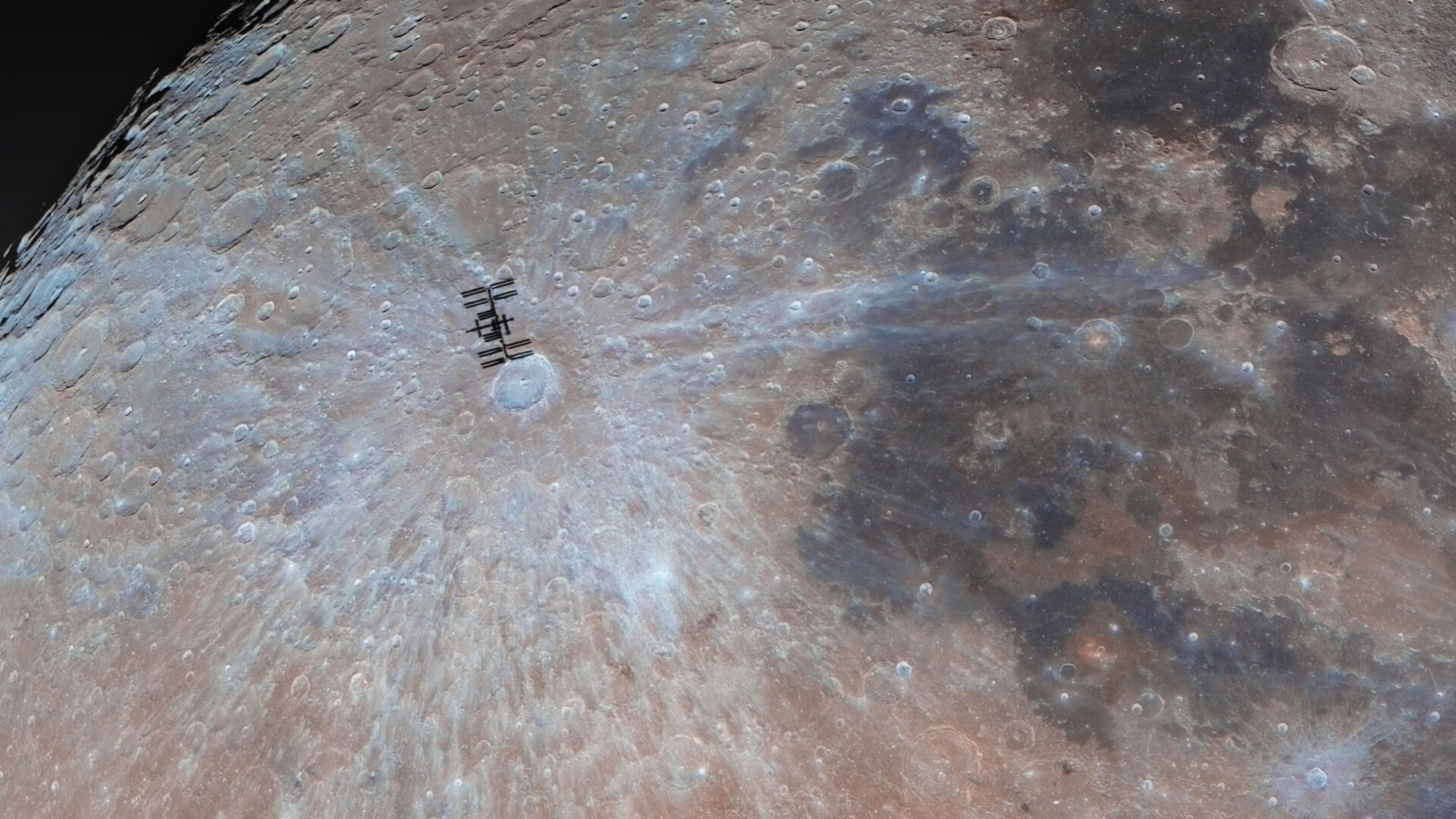 La Estación Espacial Internacional con la Luna detrás.