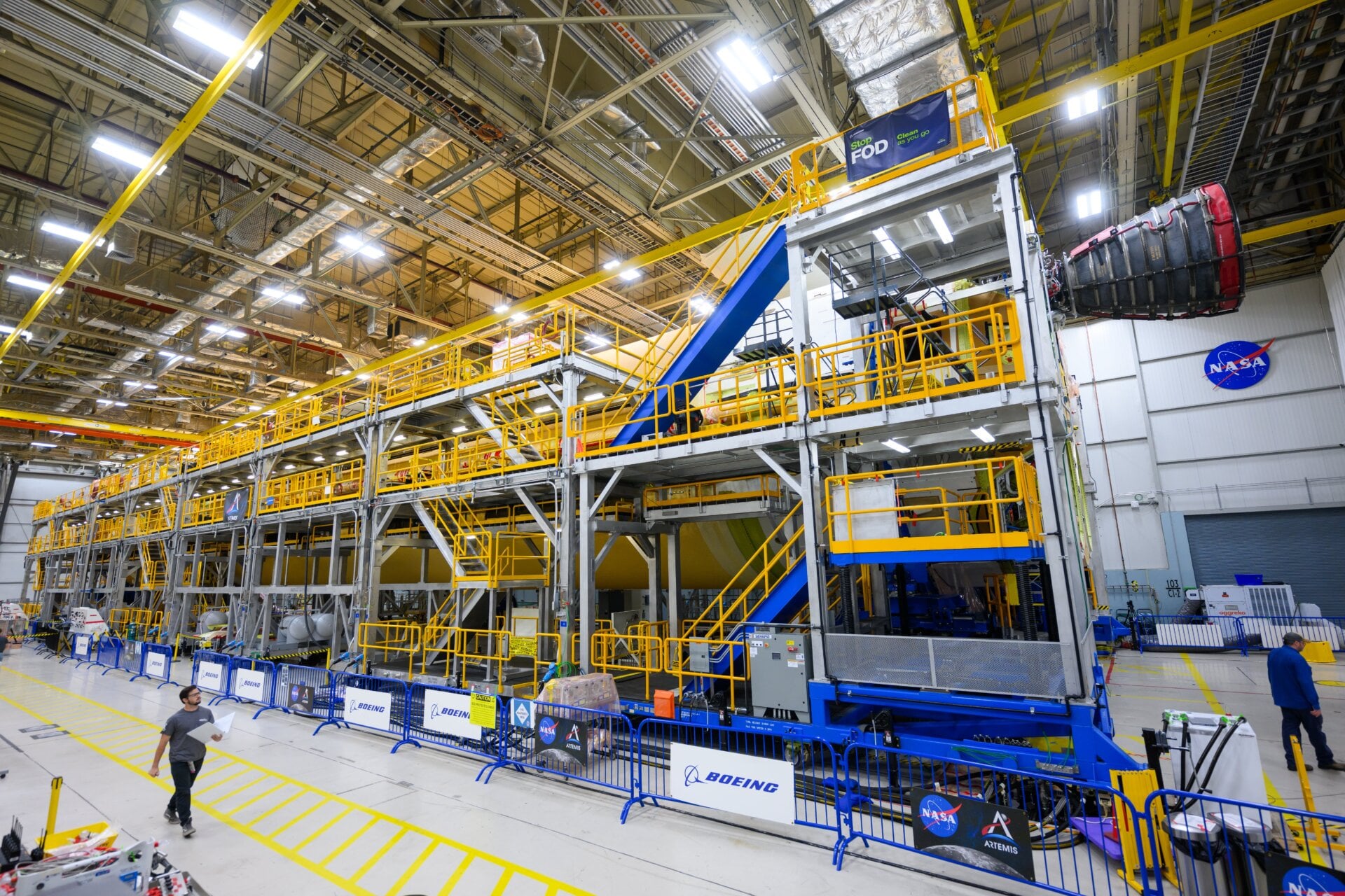 En las instalaciones Michoud de la NASA en Nueva Orleans, los equipos de Aerojet Rocketdyne y Boeing instalaron el primer motor RS-25 en el escenario central del Artemis de la NASA. Misión lunar. La etapa central de 212 pies muestra el motor recién agregado E2059.