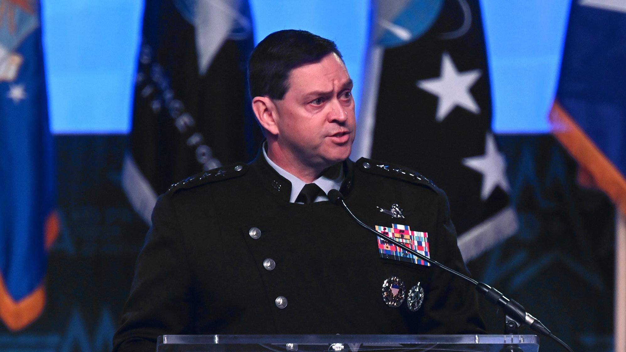 El General Chance Saltzman, Jefe de Operaciones Espaciales, pronuncia un discurso de apertura en la Conferencia Aérea, Espacial y Cibernética de la Asociación de Fuerzas Aéreas y Espaciales en 12 de septiembre de 2023.
