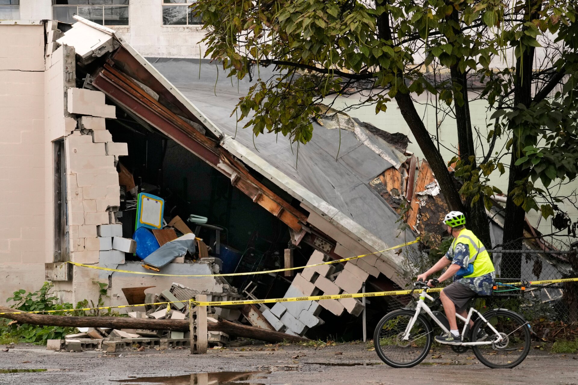 Un hombre observa los daños a un edificio causados   por una inundación reciente, el 13 de septiembre de 2023, en el Hilton & Cook Marketplace en Leominster, Massachusetts. 
