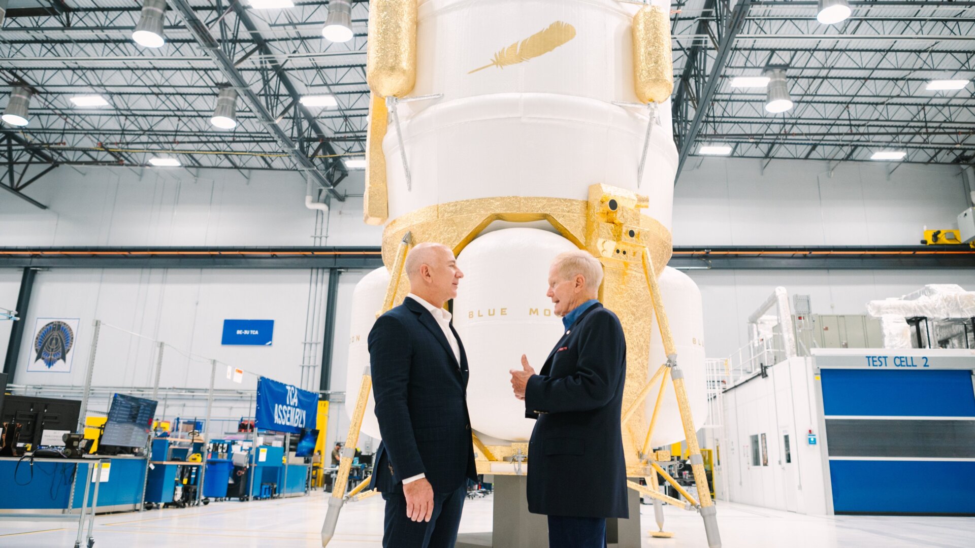 El fundador de Blue Origin, Jeff Bezos, y el administrador de la NASA, Bill Nelson, durante la inauguración en las instalaciones de la compañía en Huntsville, Alabama.