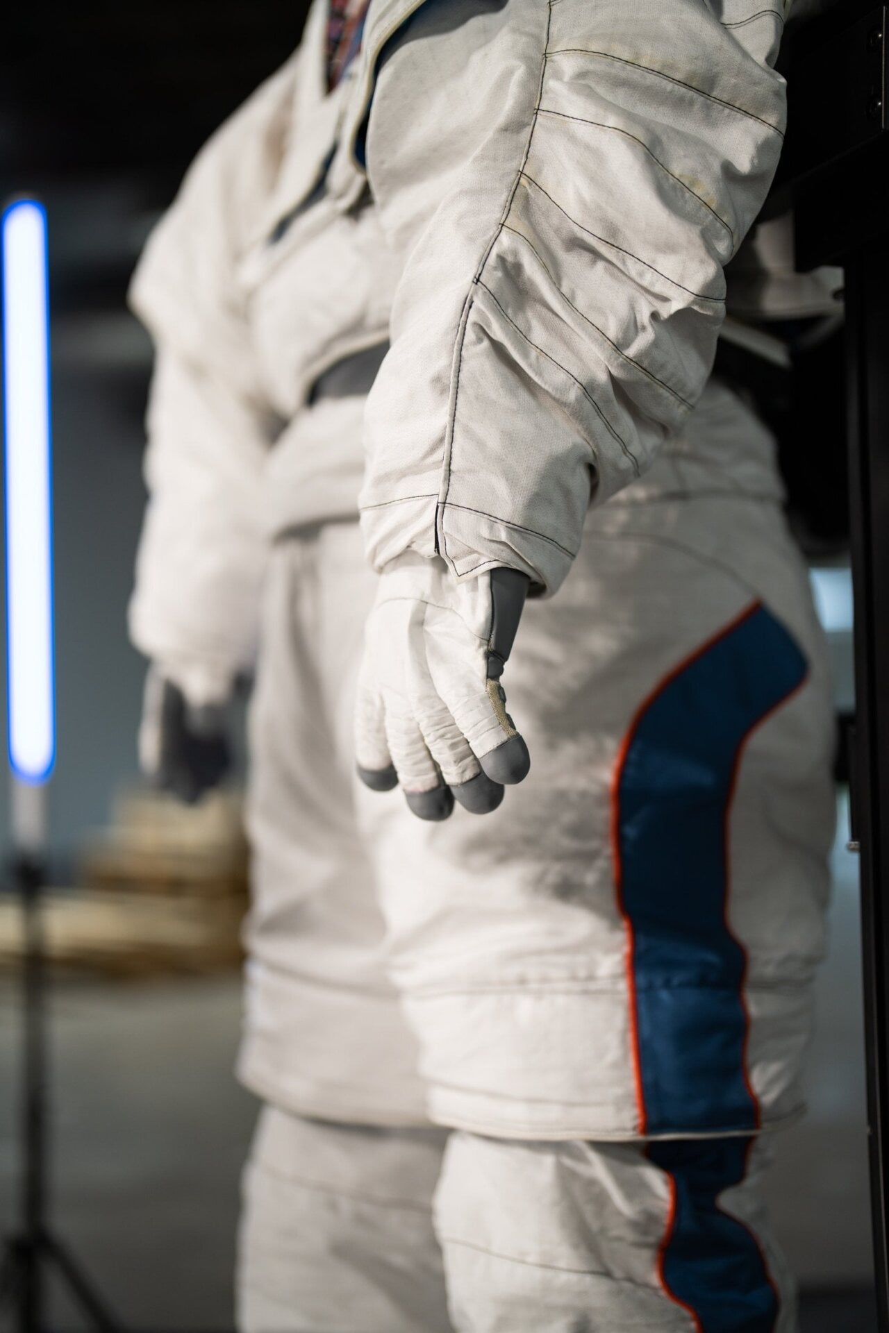 La actual capa protectora blanca del traje espacial Axiom de la Unidad de Movilidad Extravehicular (AxEMU). 