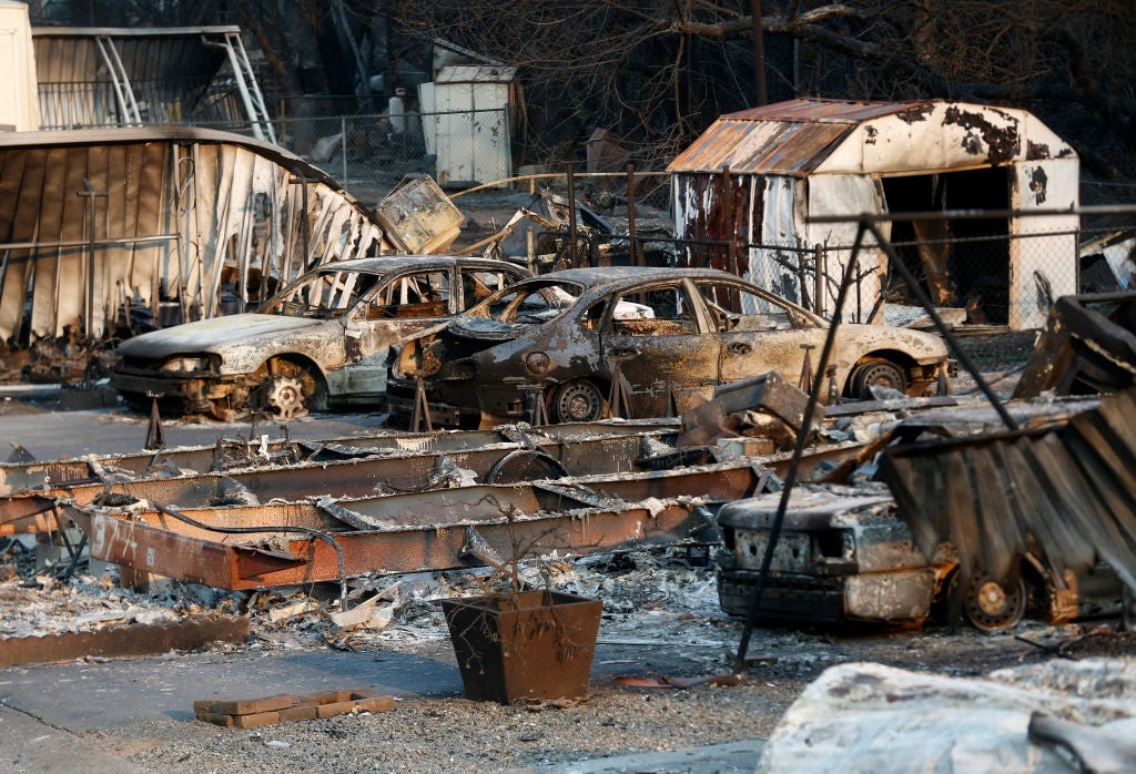 La destrucción causada por el incendio de Hennesey se ve en el parque de casas rodantes Spanish Flat Mobile Villa en Lake Berryessa, California, el 26 de agosto de 2020. 