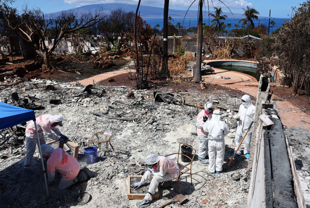 Los voluntarios de Samaritan’s Purse ayudan a los residentes desplazados a buscar artículos personales significativos en su casa destruida por un incendio forestal el 5 de octubre de 2023 en Lahaina, Hawái.