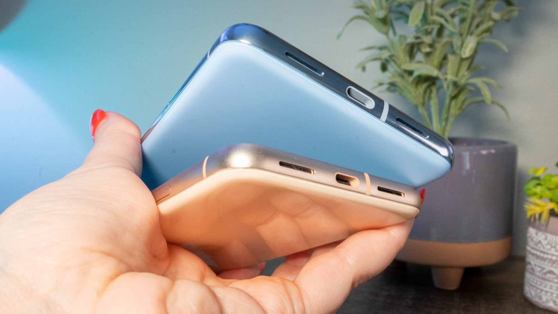 El Pixel 8 Pro (arriba) y el Pixel 8 (abajo) tienen bordes de colores a juego. 