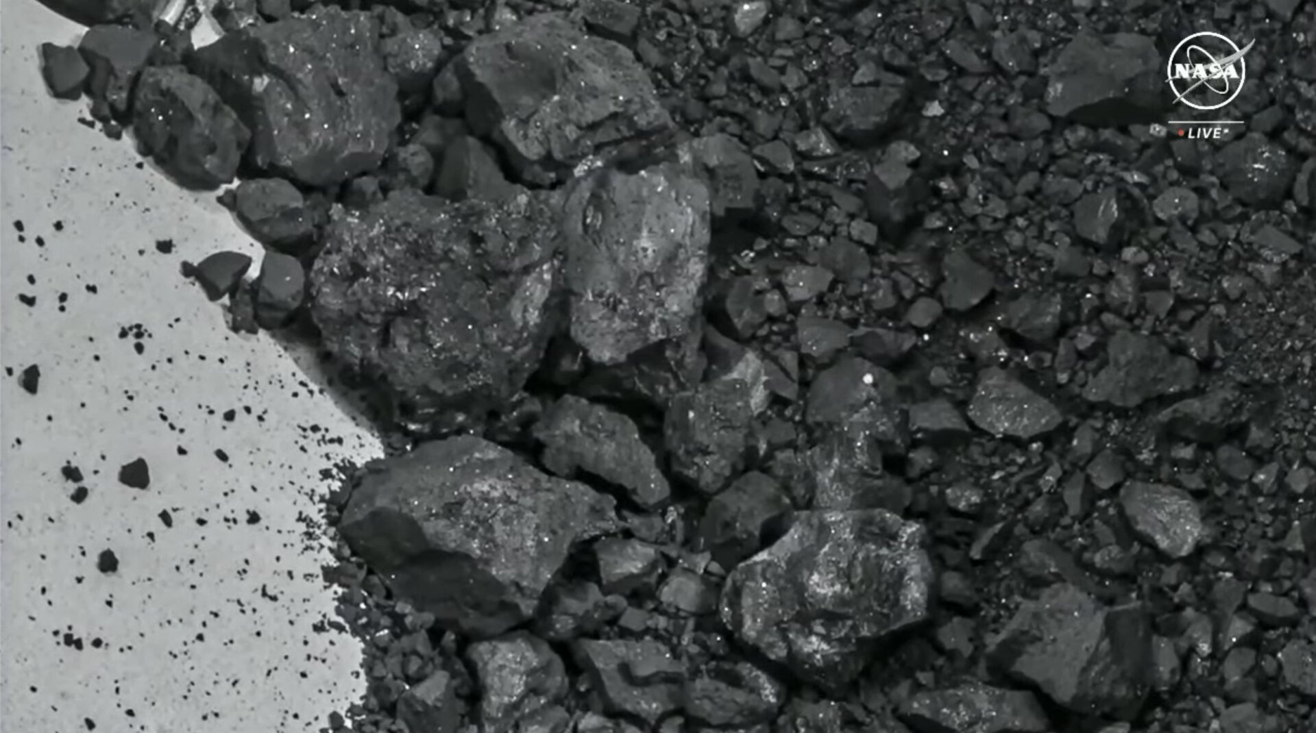 Una vista más cercana del material del asteroide, todo encontrado en el exterior del recipiente. 