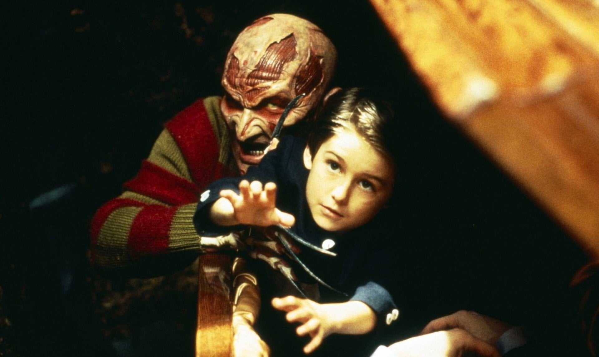 Freddy con el hijo de Nancy, Dylan, interpretado por Miko Hughes.