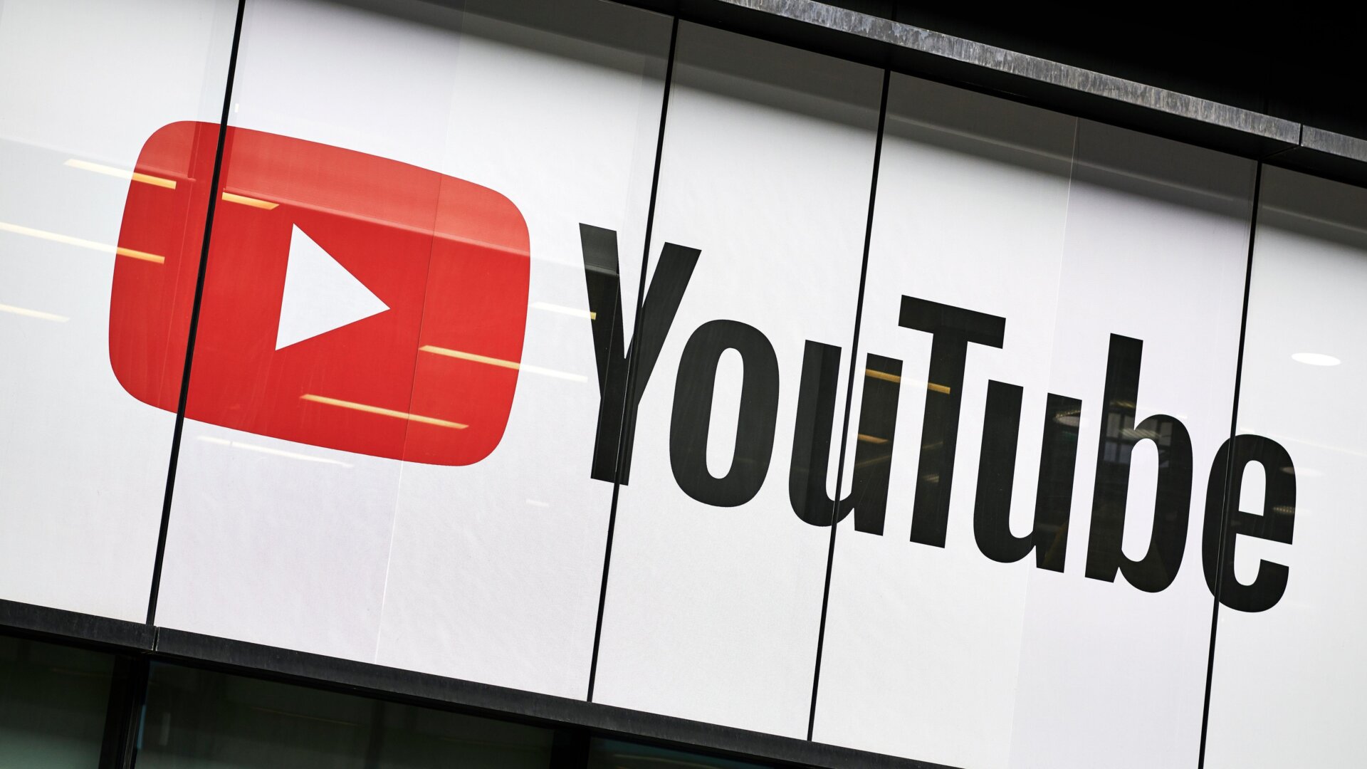 Detalle del logotipo de YouTube fuera de los estudios YouTube Space en Londres, tomado el 4 de junio de 2019.