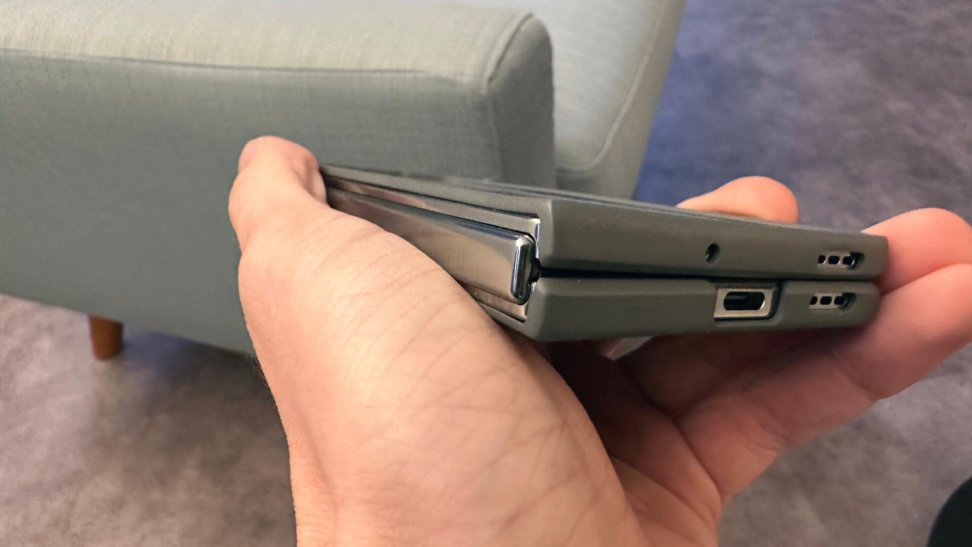 Como ocurre con la mayoría de los plegables, el OnePlus Open se abre y cierra prácticamente de forma plana, pero aun así encontrarás una ligera apertura hacia la pantalla interna. cuando está cerrado.