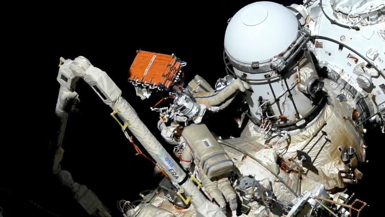 Los cosmonautas Oleg Kononenko y Nikolai Chub preparan un sistema de comunicaciones por radar sintético para su instalación durante su caminata espacial de siete horas y 41 minutos.