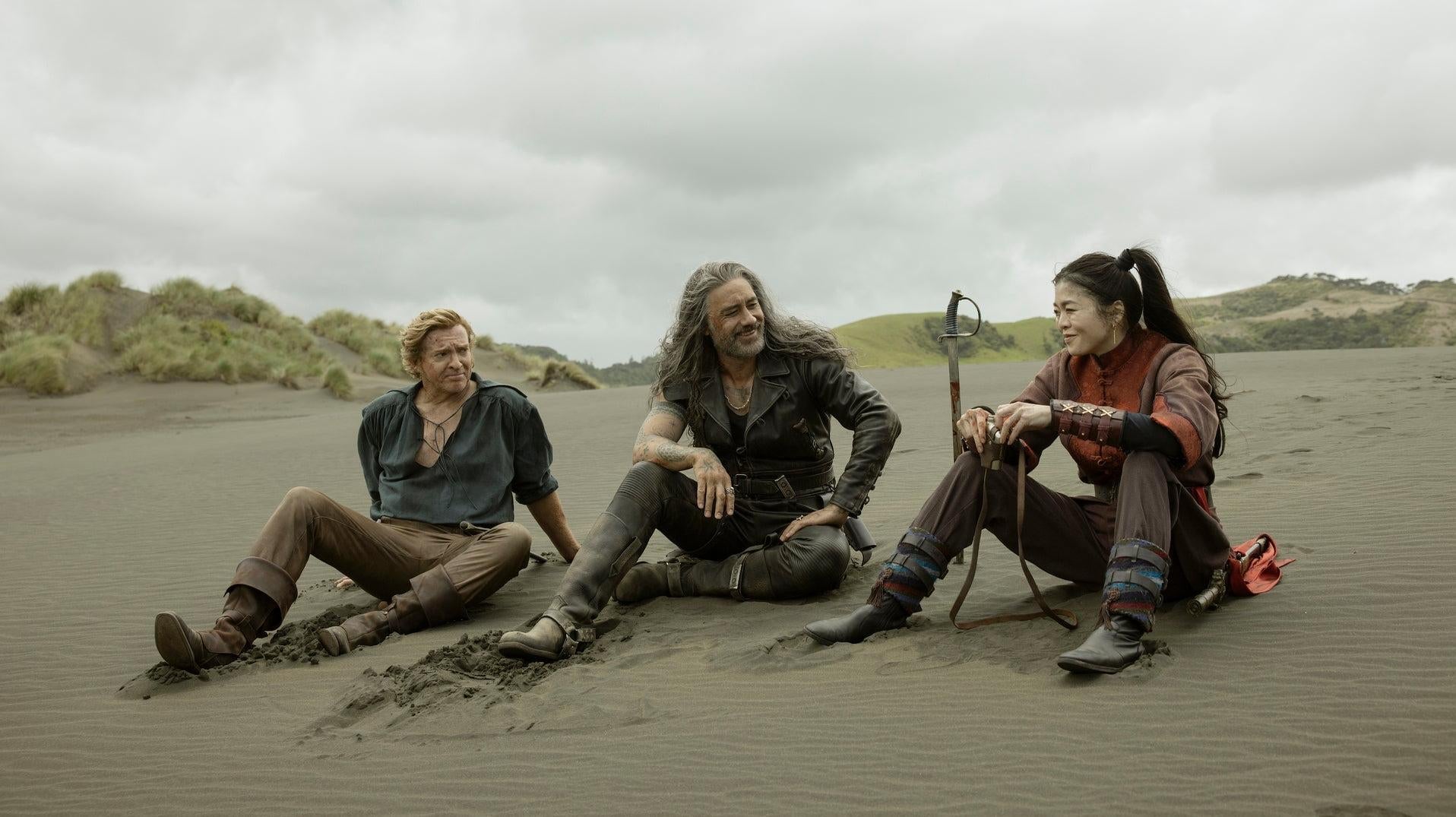 Rhys Darby, Taika Waititi y Ruibo Qian en Nuestra bandera significa muerte.