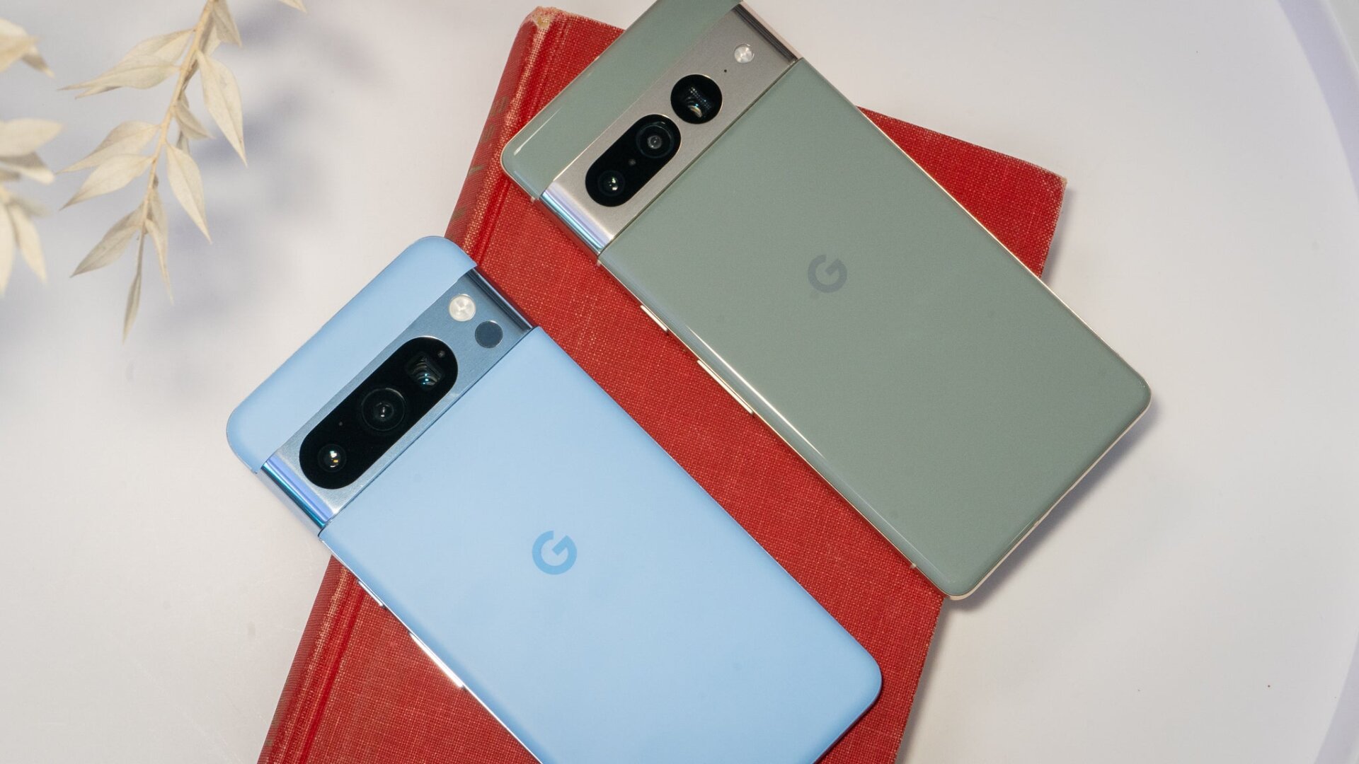 La combinación de colores especial del Pixel 8 Pro a la derecha en comparación con la combinación de colores especial del año pasado para el Pixel 7 Pro. 