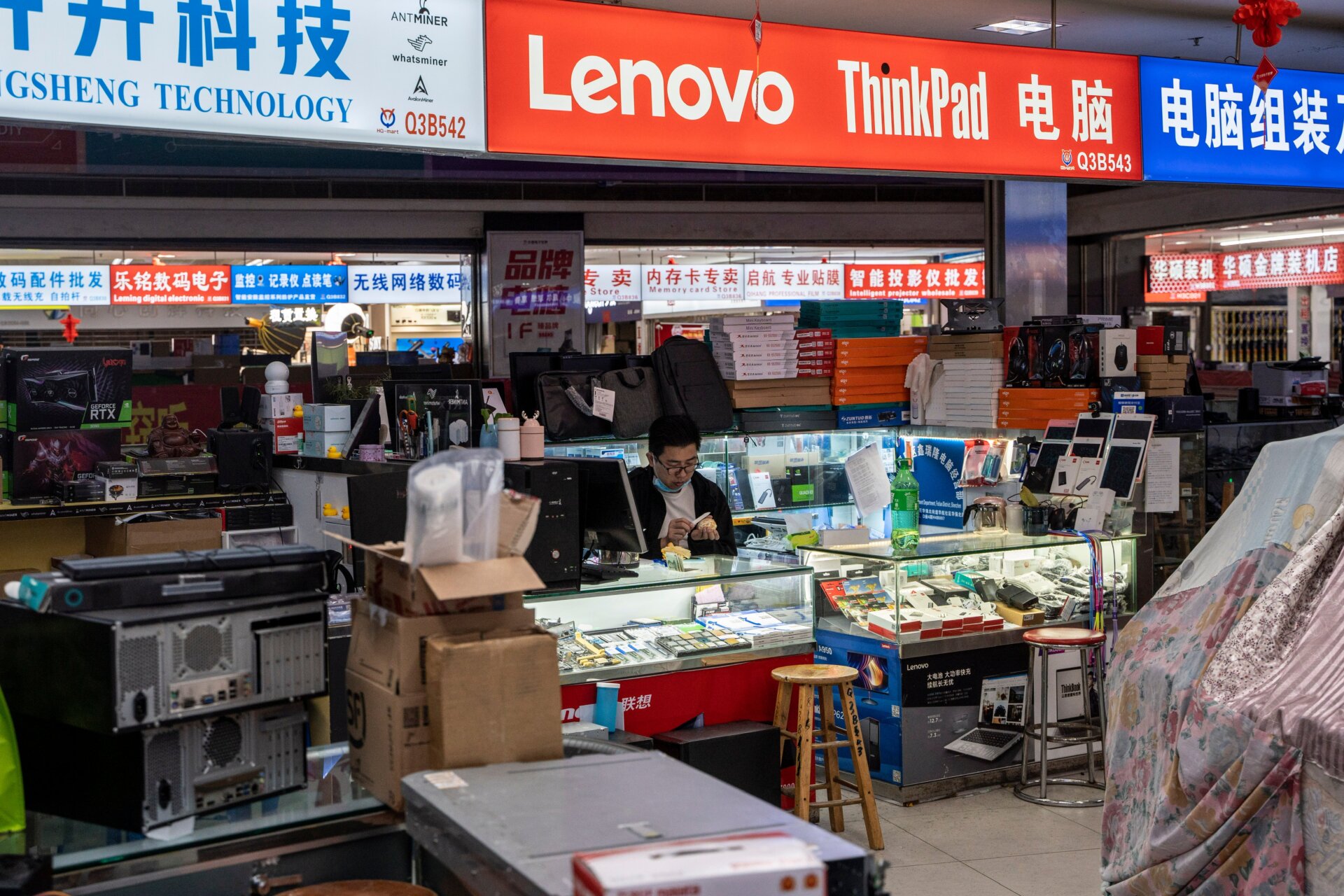Dentro del centro comercial Huaqiangbei.