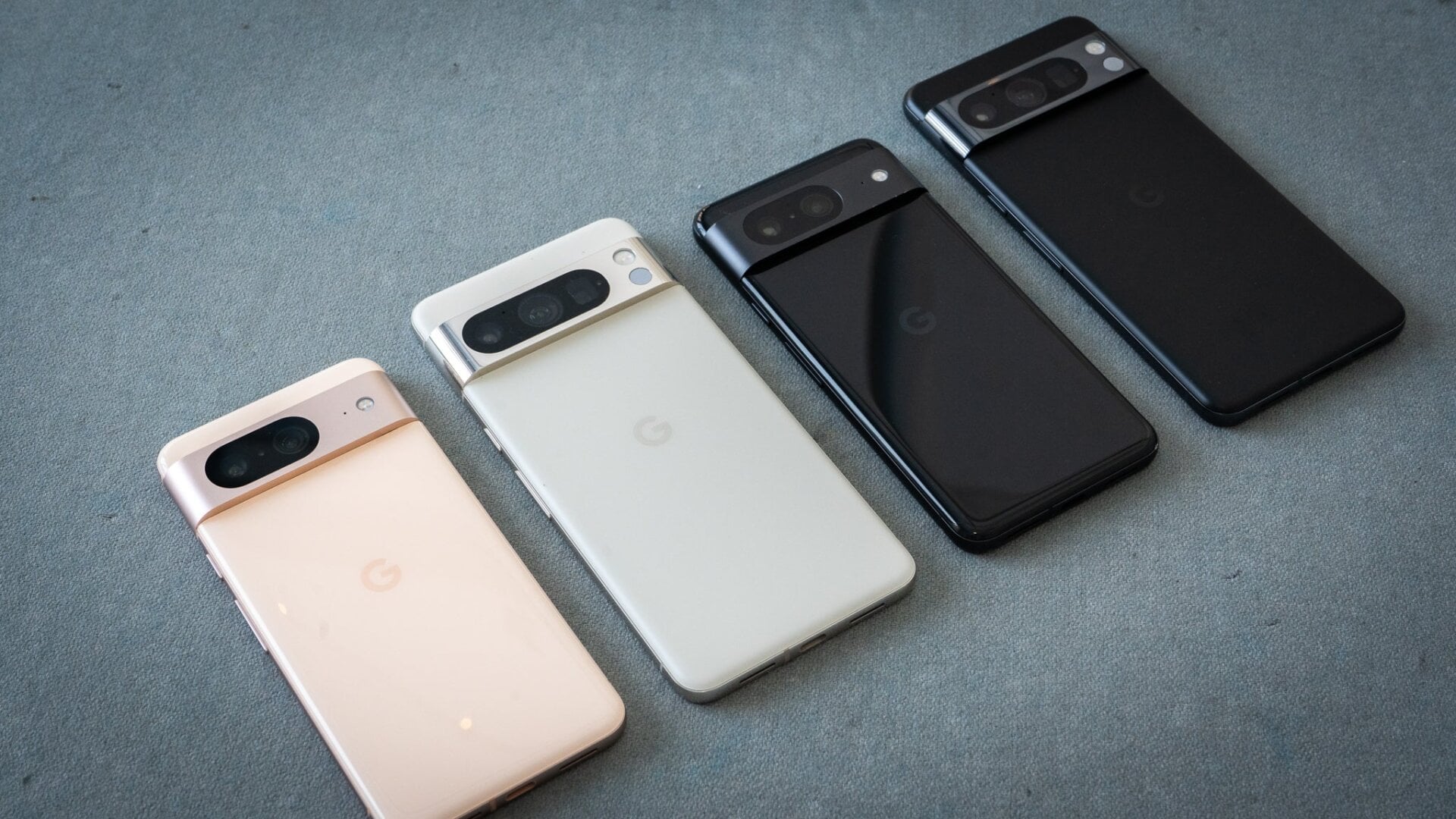  El Pixel 8 y 8 Pro a la izquierda están en rosa y avellana, respectivamente. Los teléfonos a la derecha están en el color  obsidiana.  