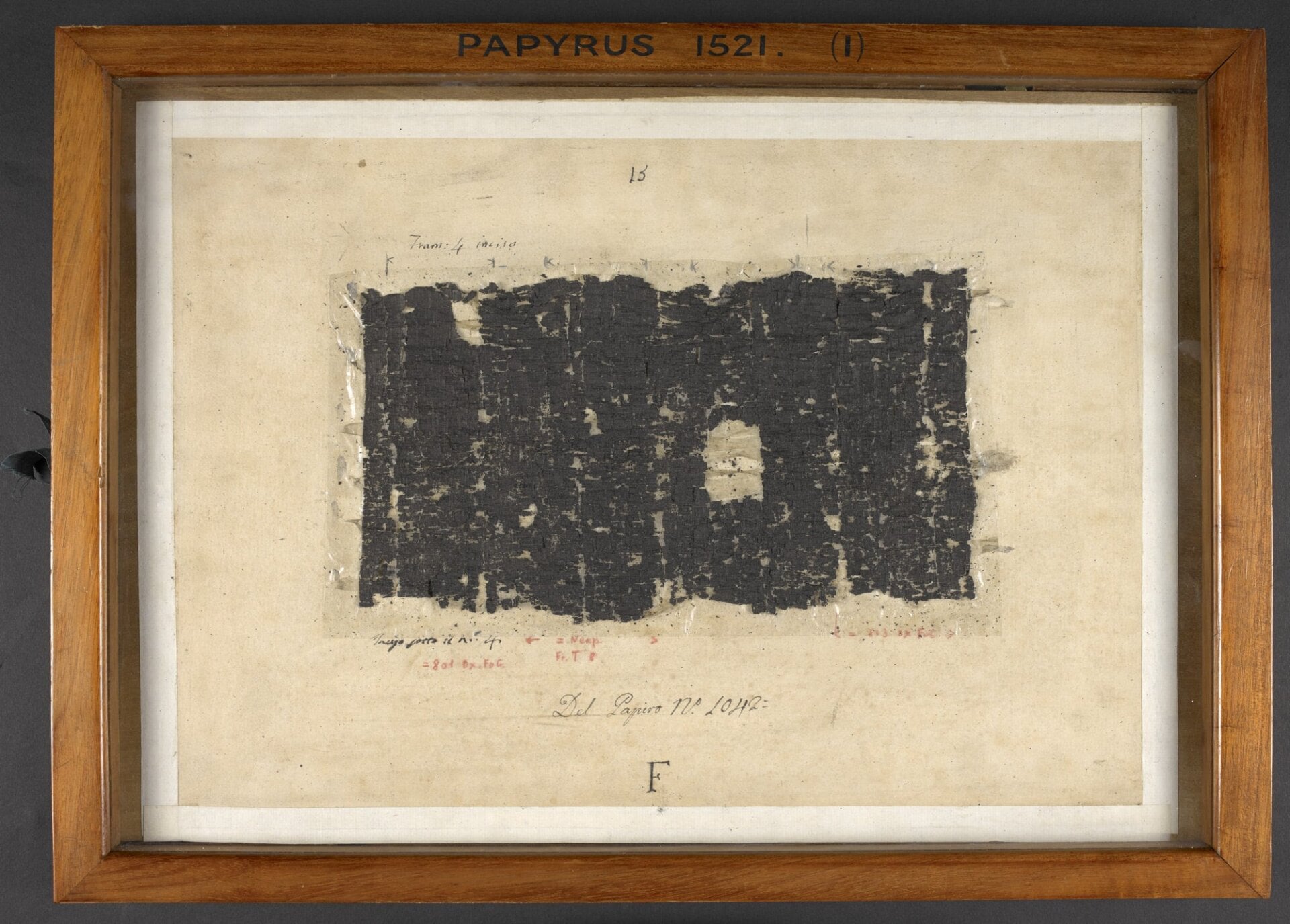 Un papiro de Herculano en el Museo Británico.