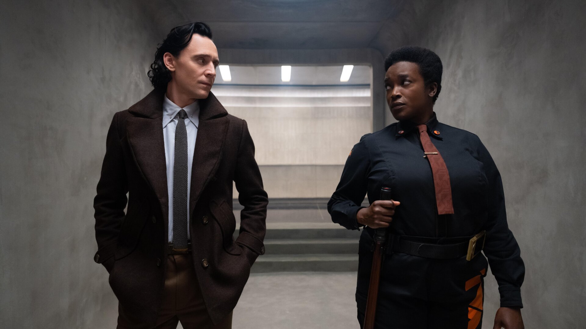 Tom Hiddleston como Loki y Wunmi Mosaku como Hunter B-15 en Marvel Studios Loki en Disney+.