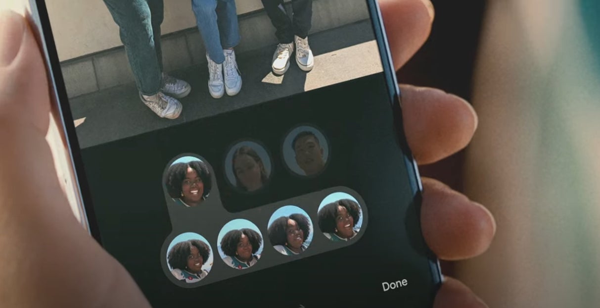 La mejor toma debería encontrar automáticamente todos los sujetos en la foto y permitir que los usuarios reemplacen sus cabezas con una taza de una toma diferente.