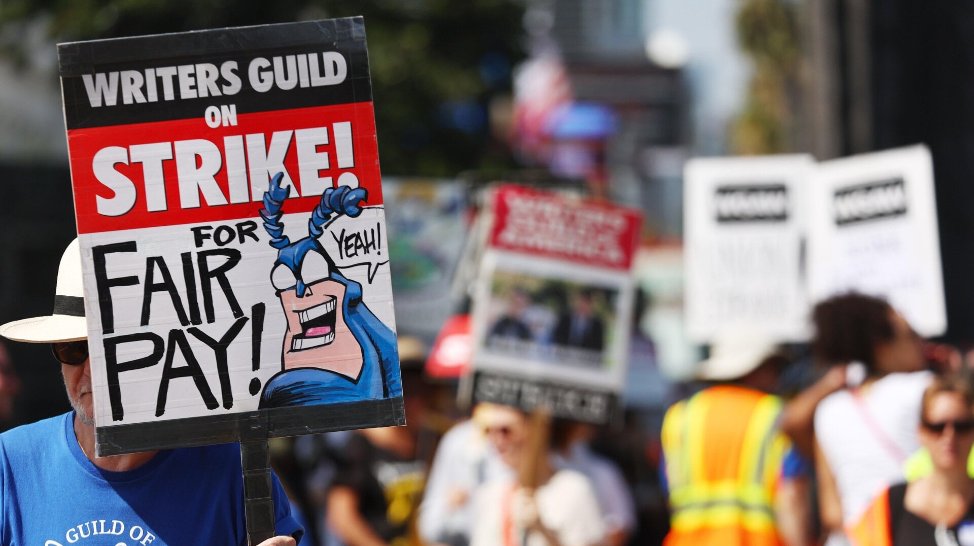 Piquetes de miembros en huelga de WGA (Gremio de Escritores de Estados Unidos) con miembros en huelga de SAG-AFTRA afuera de los estudios de Netflix el 22 de septiembre de 2023 en Los Ángeles, California.