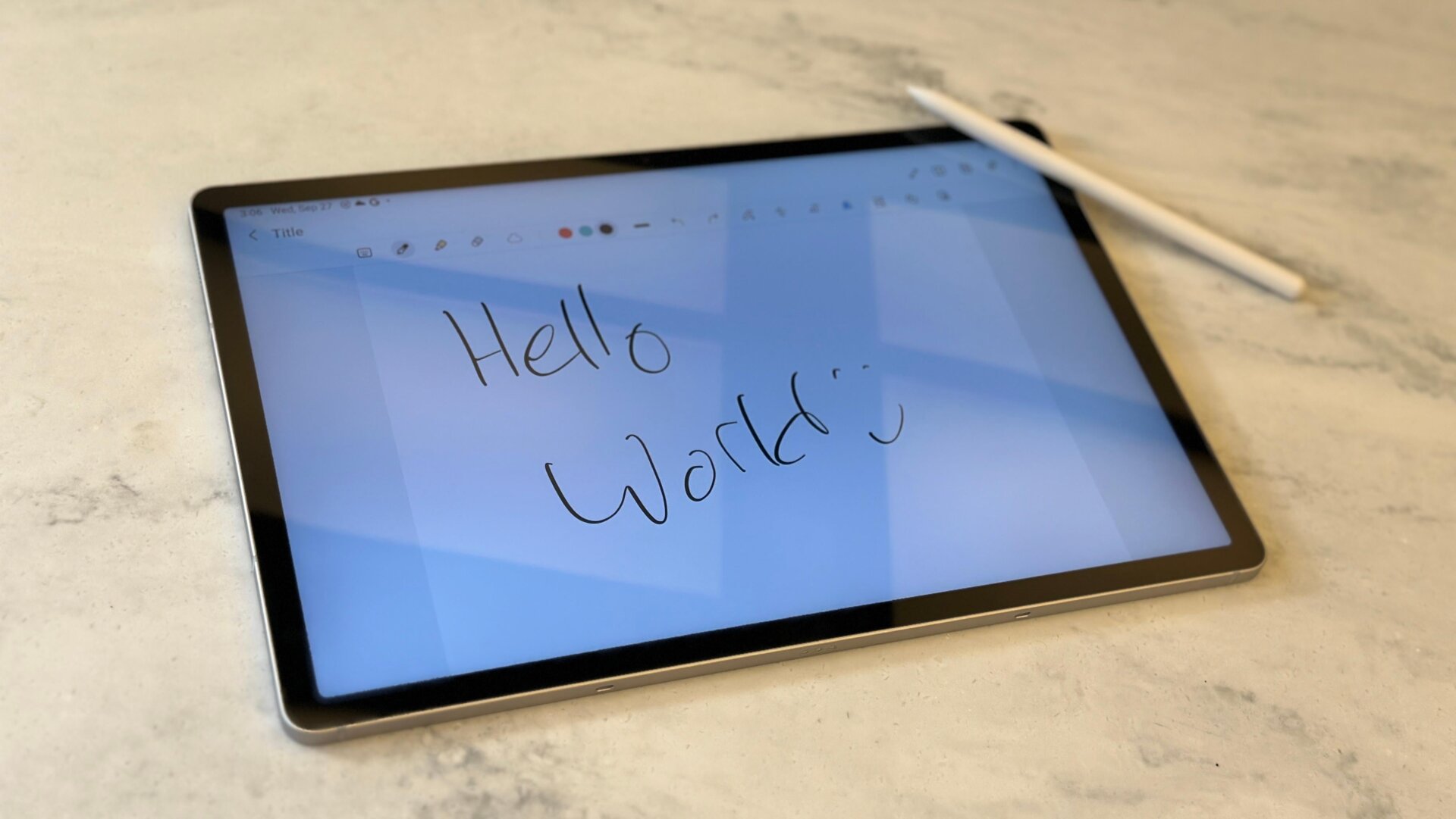 La Tab S9 FE todavía contiene un S-Pen que se adhiere magnéticamente a la parte posterior.