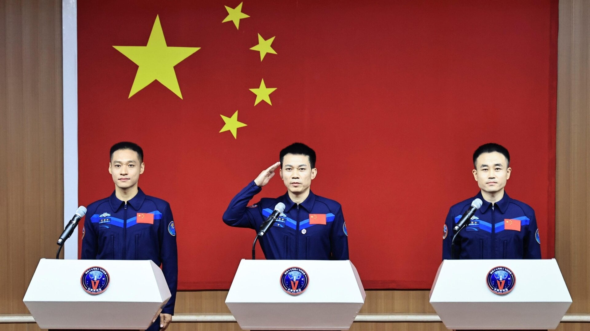 Los astronautas chinos Tang Hongbo C, Tang Shengjie R y Jiang Xinlin durante una conferencia de prensa en el Centro de Lanzamiento de Satélites de Jiuquan el 25 de octubre de 2023.