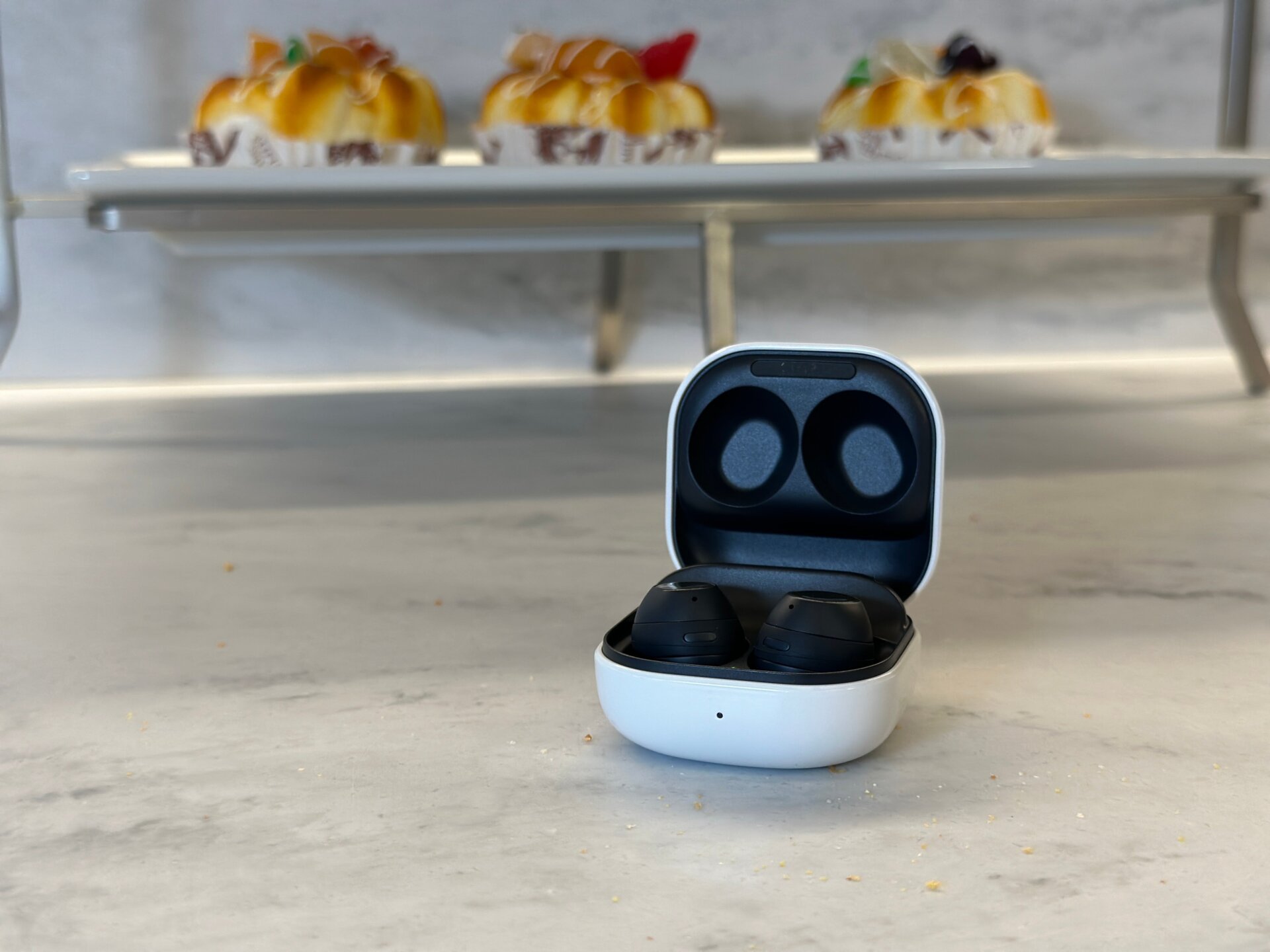 Los Galaxy Buds FE vienen en negro, como se muestra en la foto de arriba, así como en un interior blanco.