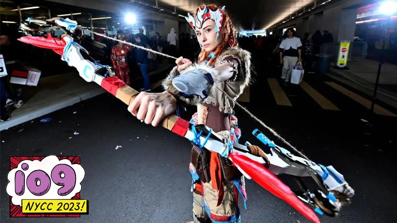 Aloy está lista para acabar con algunos dinosaurios robot en la Comic Con de Nueva York.