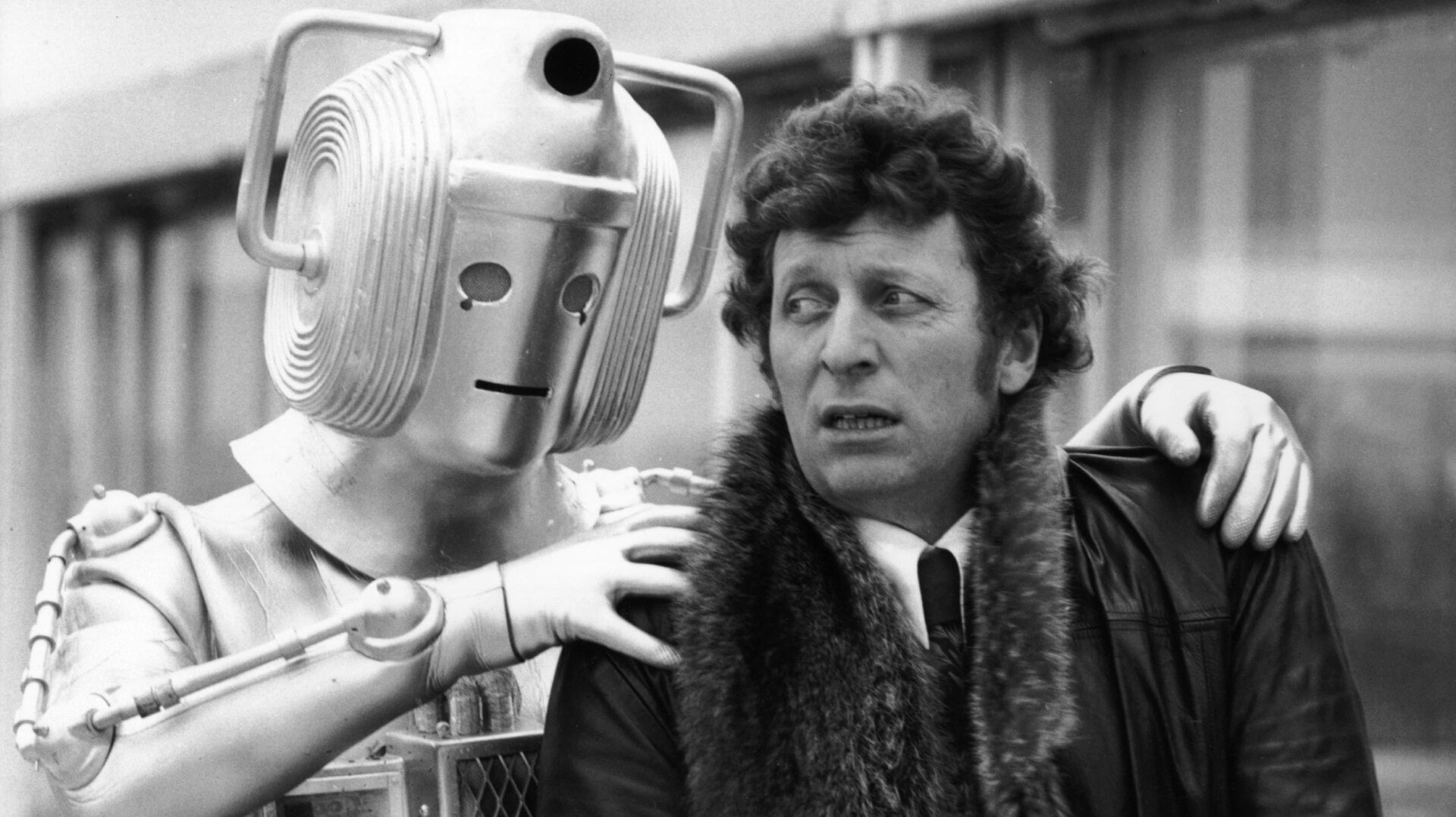 Dr Who (Tom Baker) conoce a uno de los monstruos de su serie
