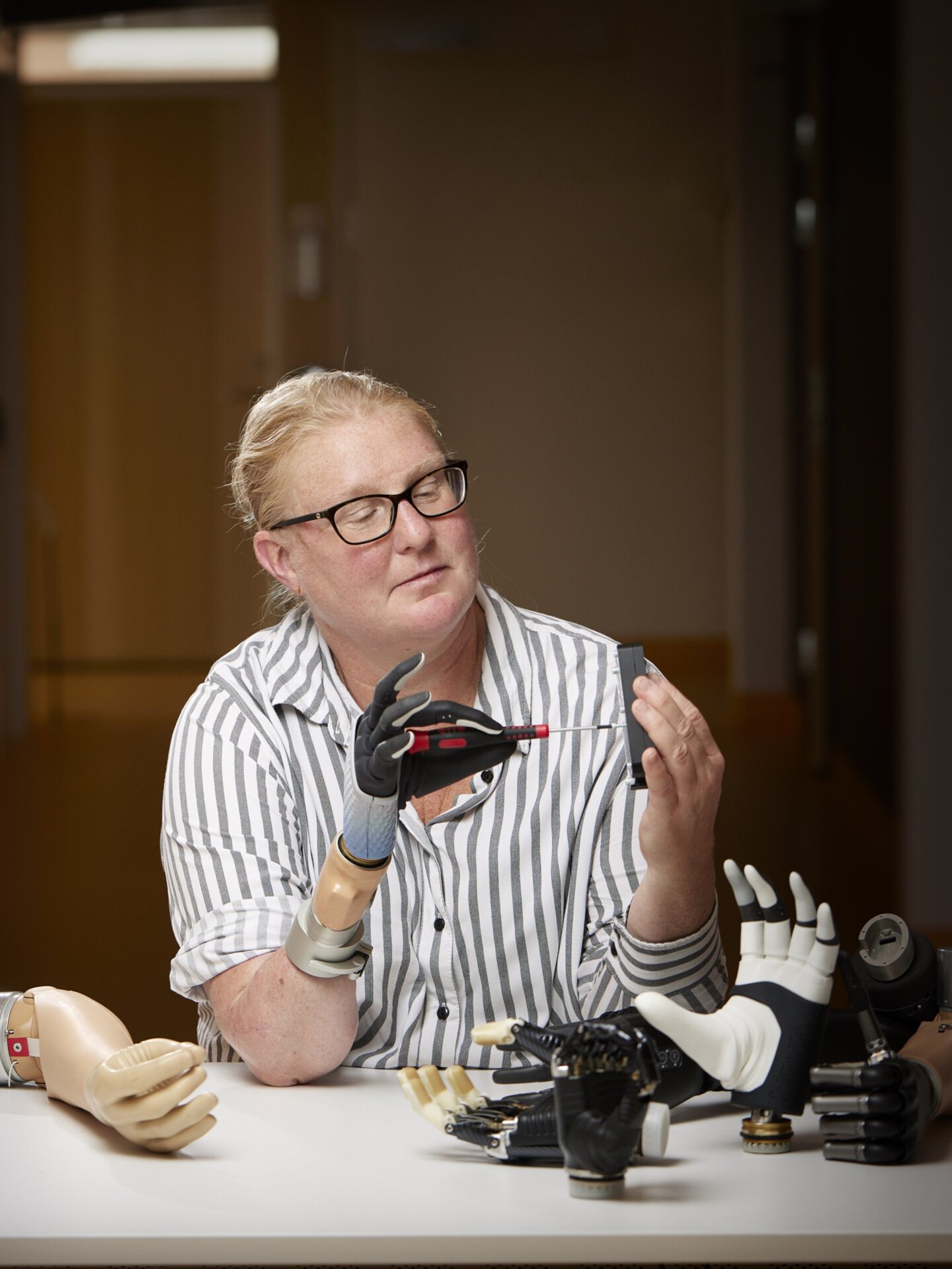 El resultado neto es una extremidad robótica que está directamente conectada al sistema neuromusculoesquelético de Karin. 