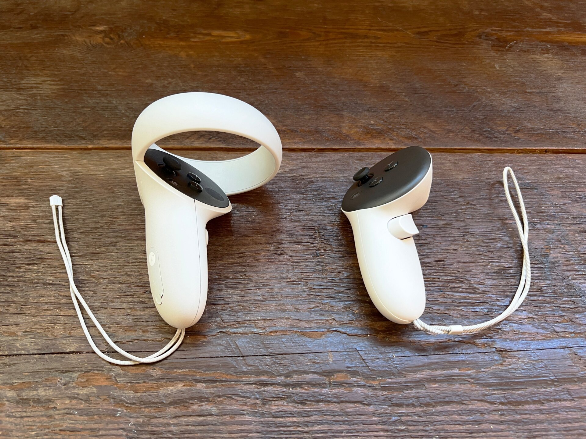 El controlador de quest 2 (izquierda) y el controlador de quest 3 (derecha).