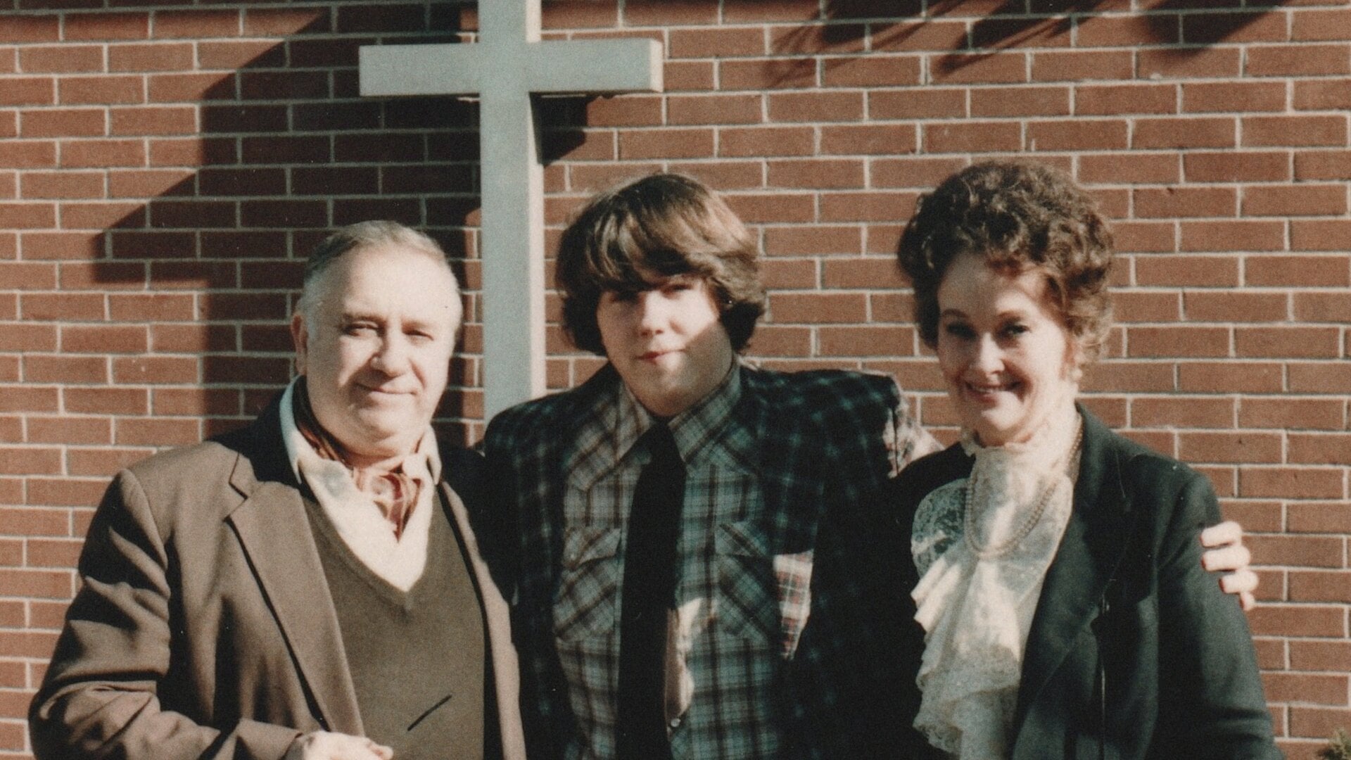 Una instantánea vintage de Ed Warren, David Glatzel y Lorraine Warren de El diablo en juicio.