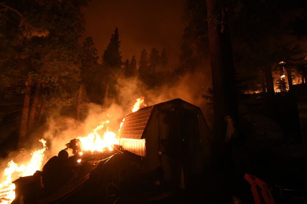 Los equipos de bomberos trabajaron para detener la propagación del incendio Caldor en California, Estados Unidos, el 30 de agosto de 2021. 