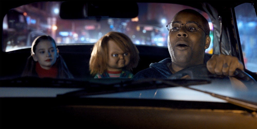 Un taxista comprensiblemente curioso (Kenan Thompson) lleva a Caroline (Carina Battrick) y a Chucky.