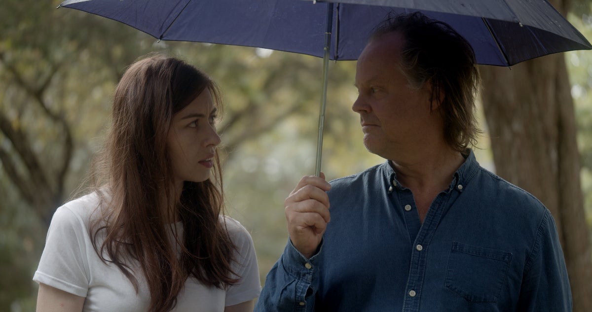 Christine Nyland y Larry Fessenden en Invocadores.