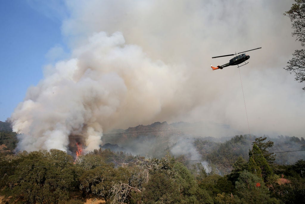 Un helicóptero recarga agua para un lanzamiento aéreo mientras el Glass Fire arde aproximadamente a una milla del centro de Calistoga, California, 30 de septiembre de 2020 . 