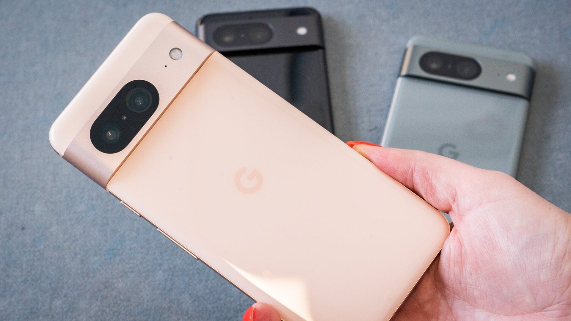 El Pixel 8 es un dispositivo más pequeño y el único disponible en color rosa.