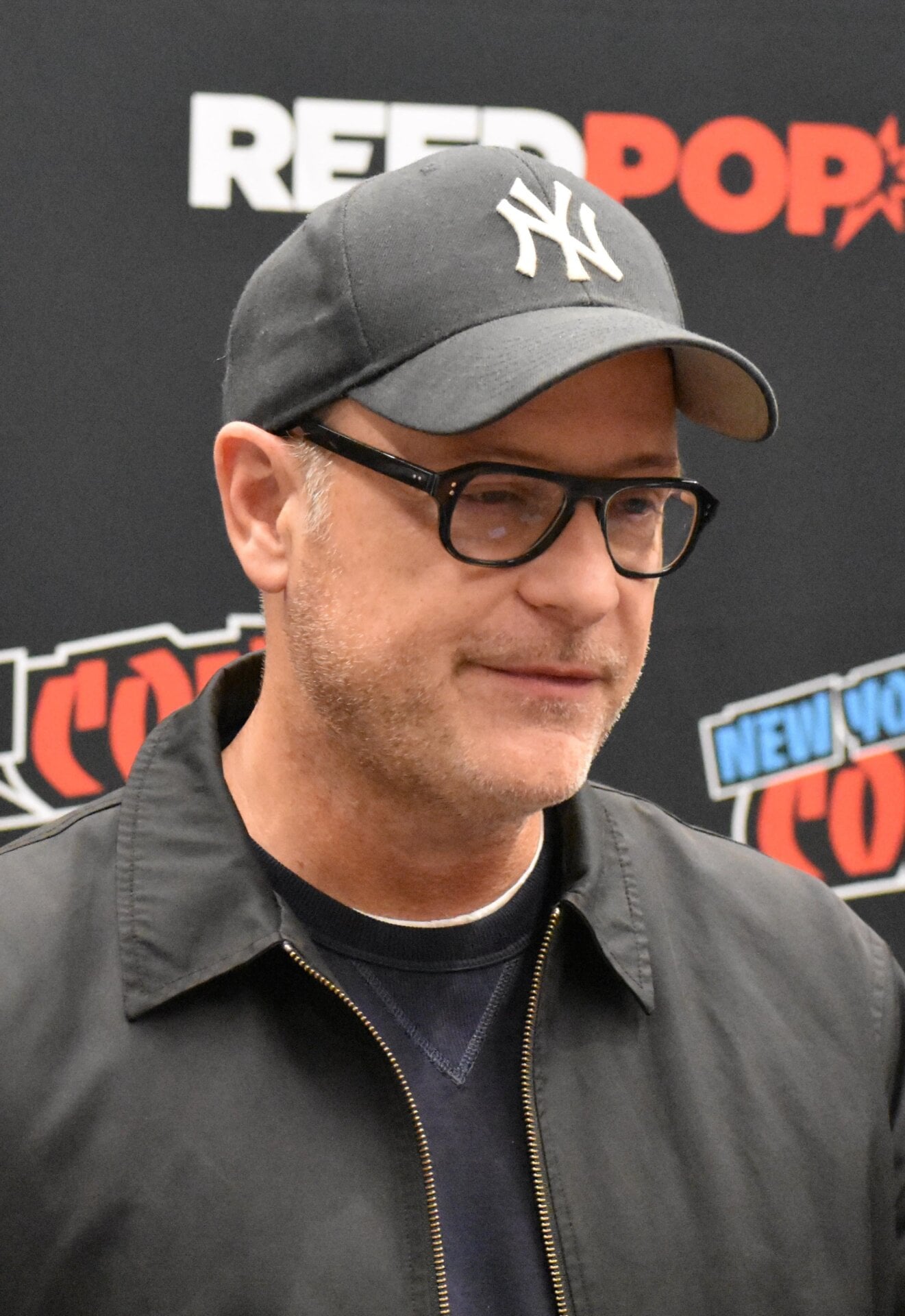 Matthew Vaughn con sus gafas “Kingsmen”. Su descripción, no la mía.