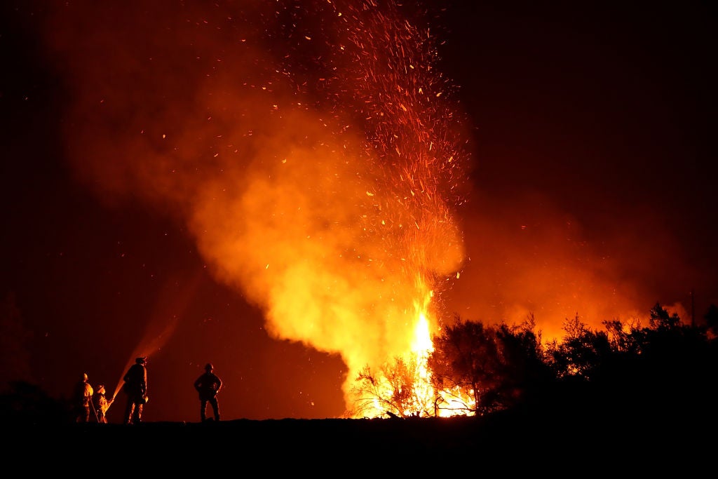 Los bomberos de Cal Fire monitorean un contrafuego mientras luchan el incendio del Mendocino Complex el 7 de agosto de 2018 cerca de Lodoga, California.