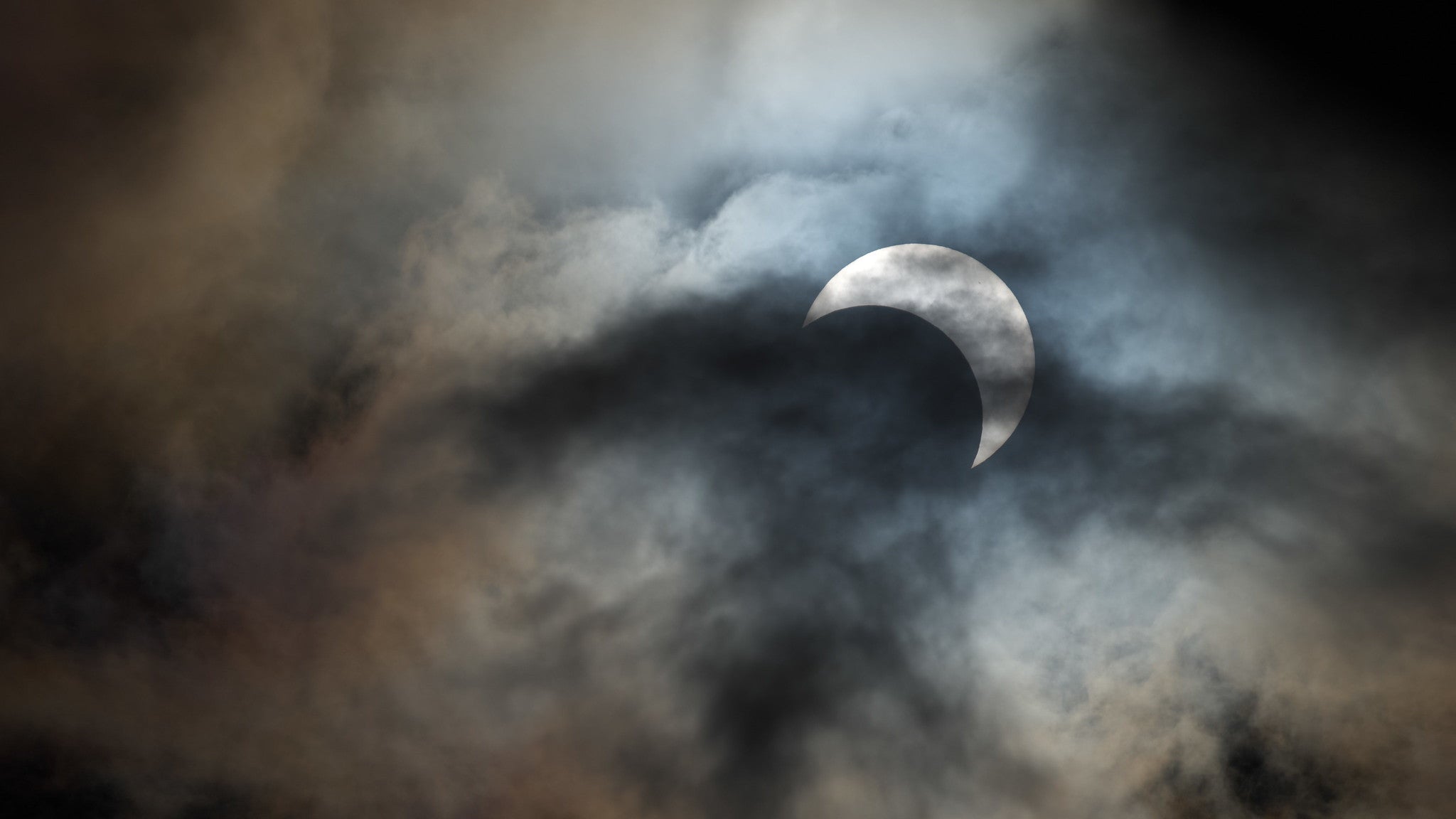 Una vista borrosa del eclipse solar anular del 14 de octubre.