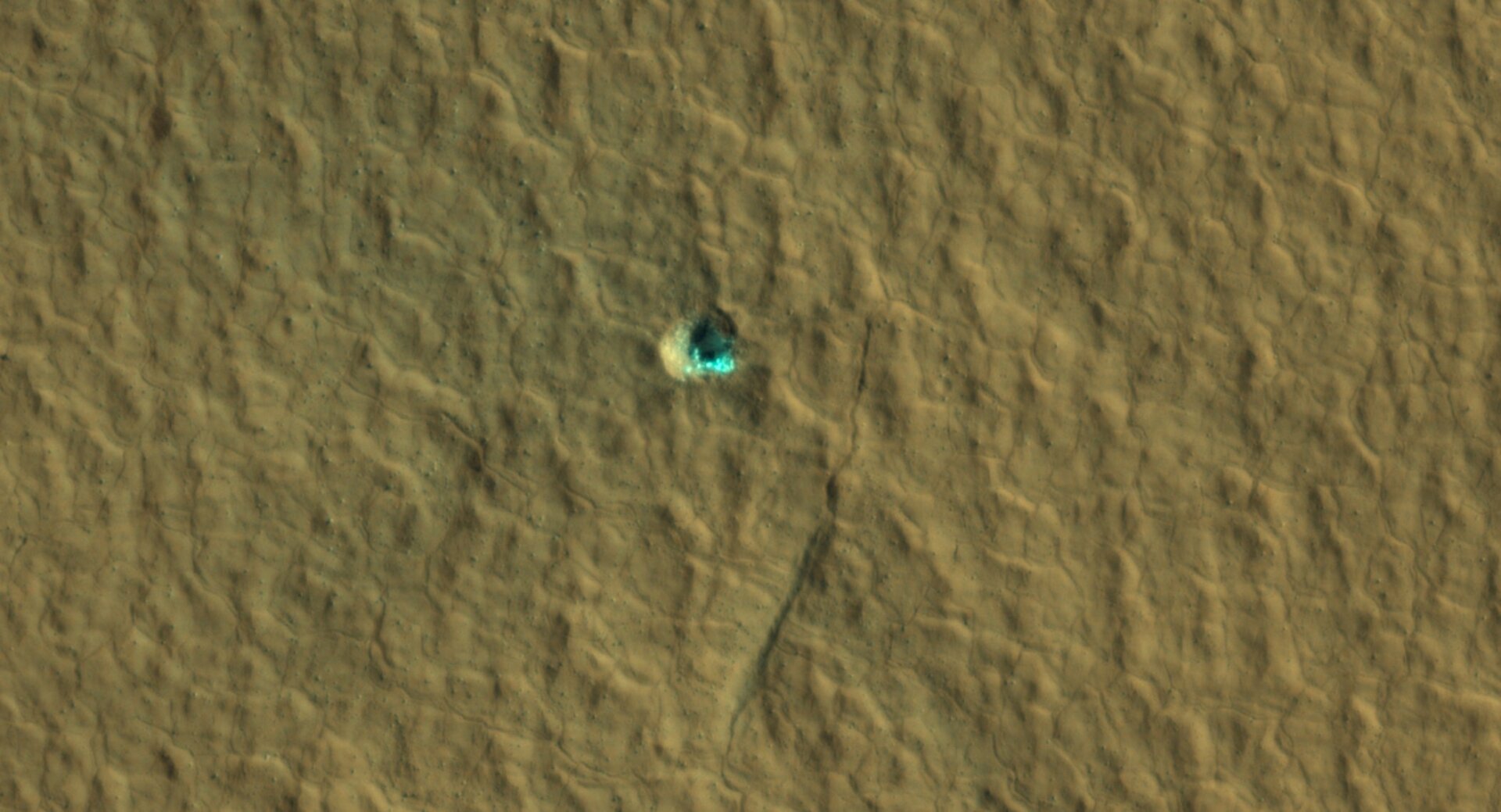 Un ejemplo de un hielo que expone un cráter de impacto en Marte.