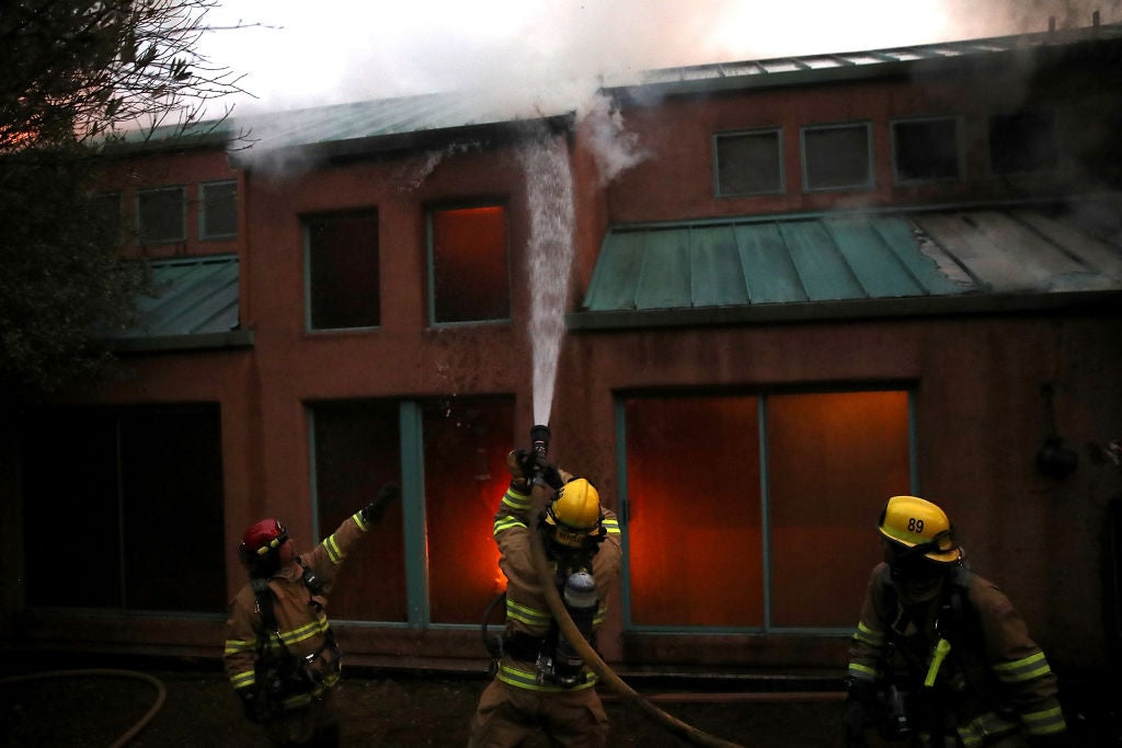 Los bomberos intentan extinguir un incendio en una casa durante el incendio de Tubbs el 12 de octubre de 2017 cerca de Calistoga, California. 