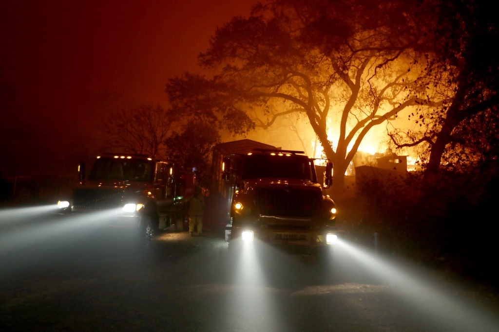 Los bomberos de West Sacramento luchan contra el incendio Camp Fire en Honey Run Road en Paradise, California, el 9 de noviembre de 2018.