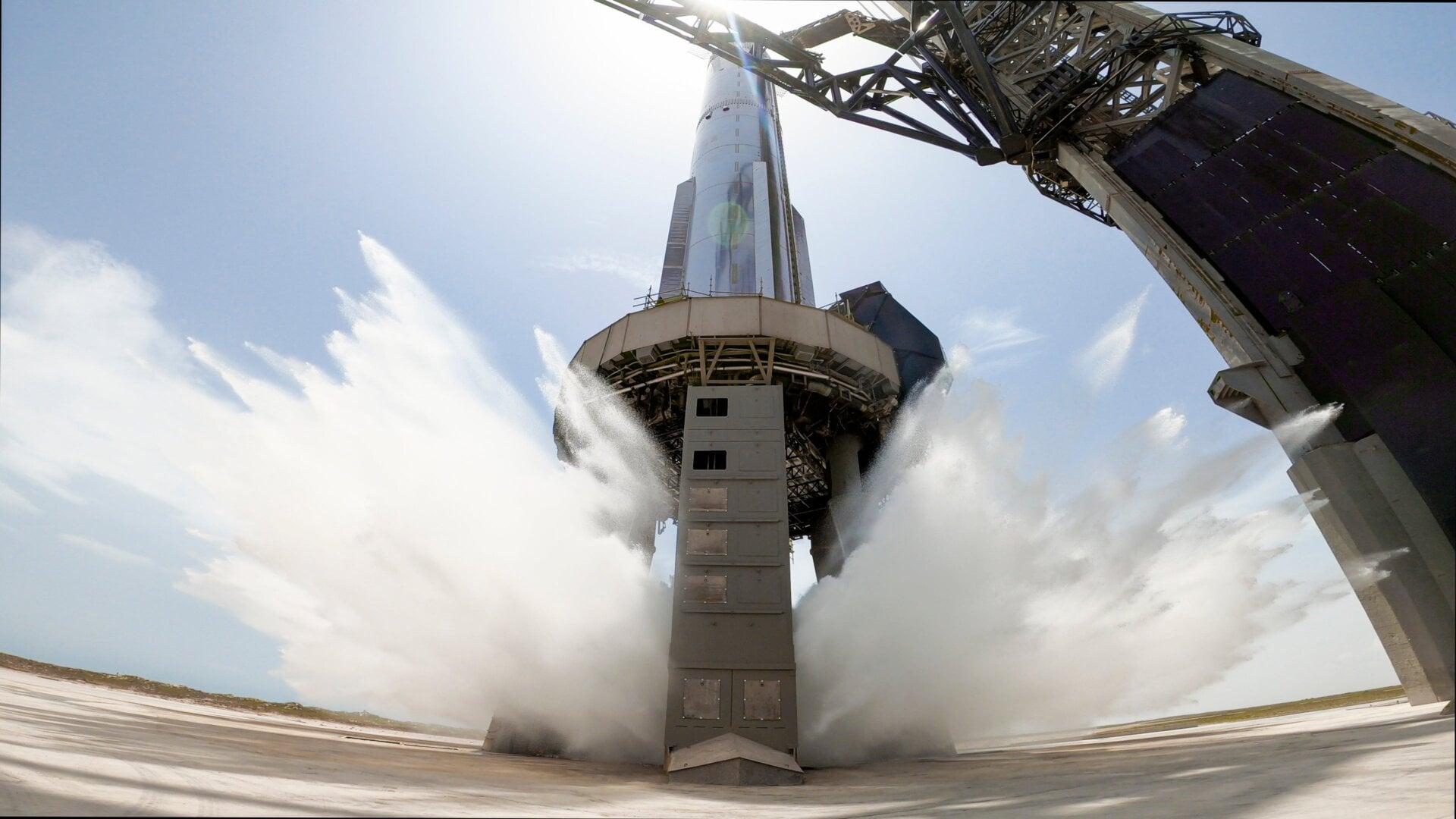 SpaceX realizó una prueba de presión completa del nuevo sistema de diluvio de agua en julio.