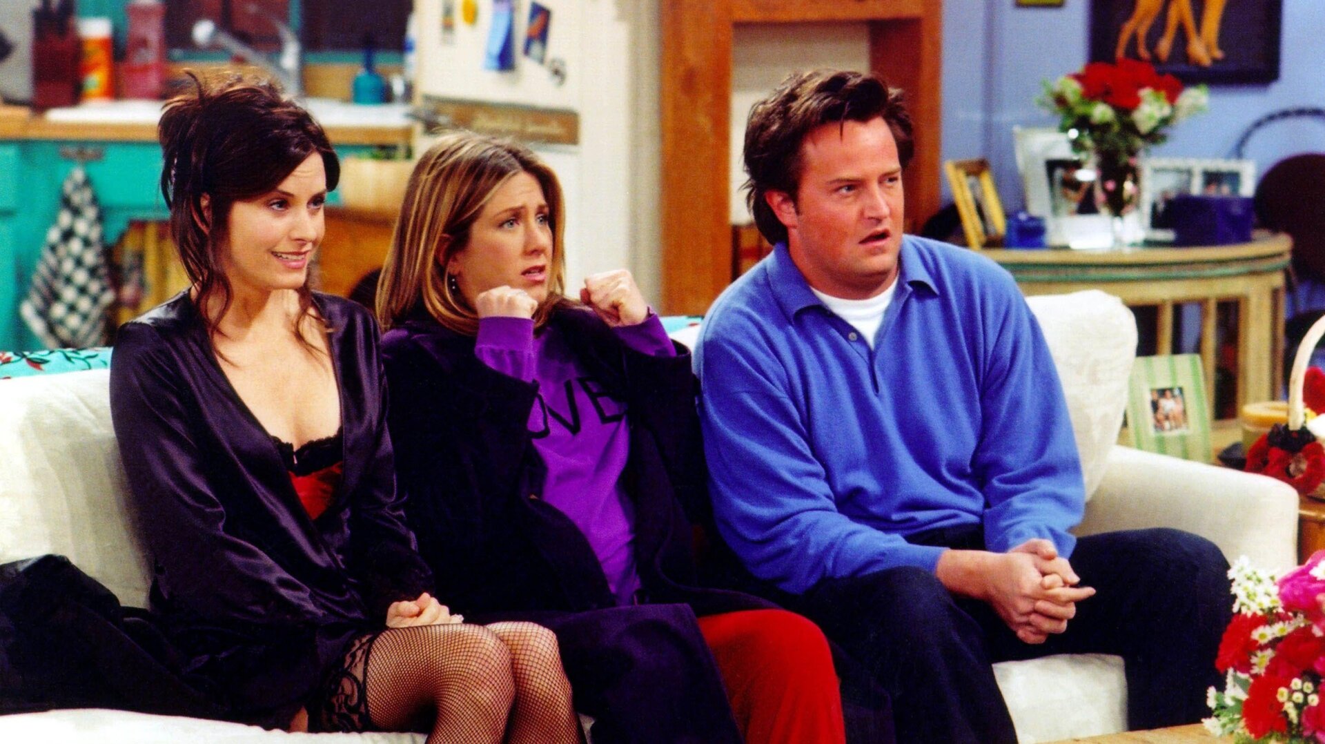 Courteney Cox, Jennifer Aniston, y Matthew Perry en una escena de la serie de NBC Amigos.