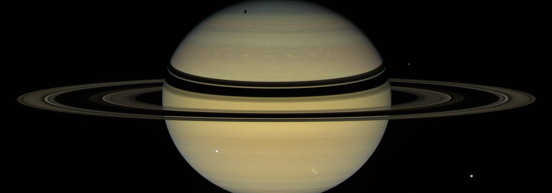 Una vista desde la nave espacial Cassini de la NASA, 6 de diciembre de 2007. Tres lunas son visibles.