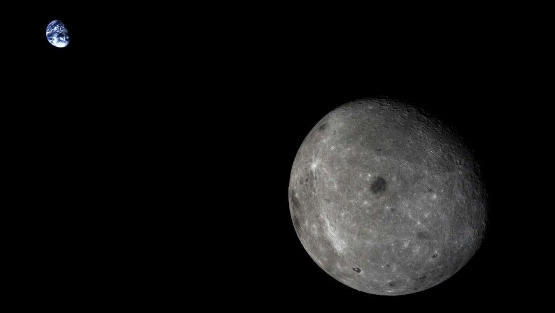 Una vista de la cara oculta de la Luna, con la Tierra al fondo, capturada por la misión Chang’e 5-T1 de China.