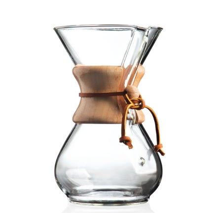 Este producto es un pedazo de historia que marcó el comienzo del café de goteo estadounidense. Ninguna otra cultura usó filtros antes que los estadounidenses, como el espresso italiano. , prensa francesa o café turco. El Chemex ha aparecido en el MOMA por su diseño y luce tan bien en exhibición  como lo hace en su mostrador. Además, el Chemex realmente se mantiene como uno de los mejores dispositivos de vertido que hay . Si el  El amante del café en su vida aún no tiene uno, le encantará recibir uno en esta temporada navideña. 