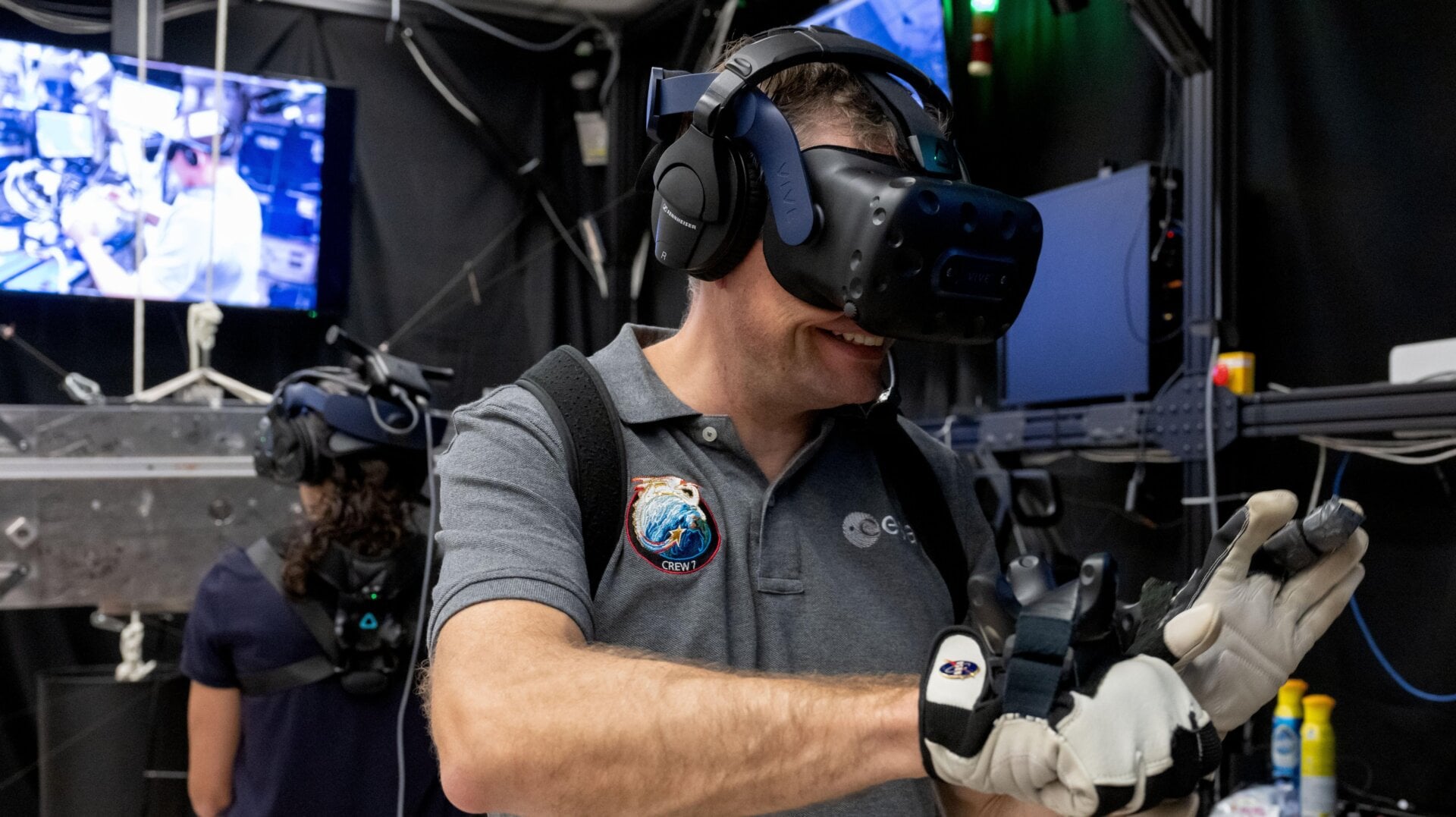 Mogensen durante el entrenamiento de realidad virtual en el Centro Espacial Johnson de la NASA.
